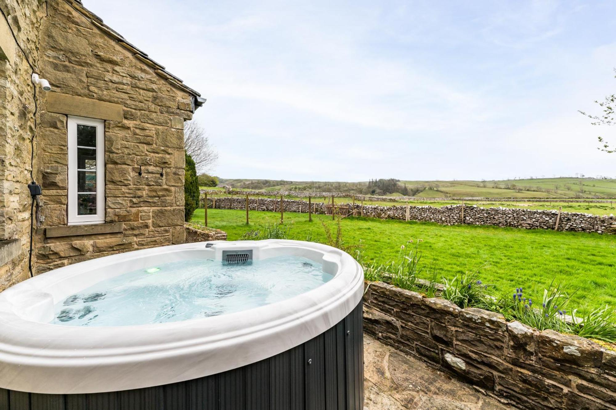 Central Malham Wellbeing Escape With Hot Tub Sleeps 8 Extérieur photo