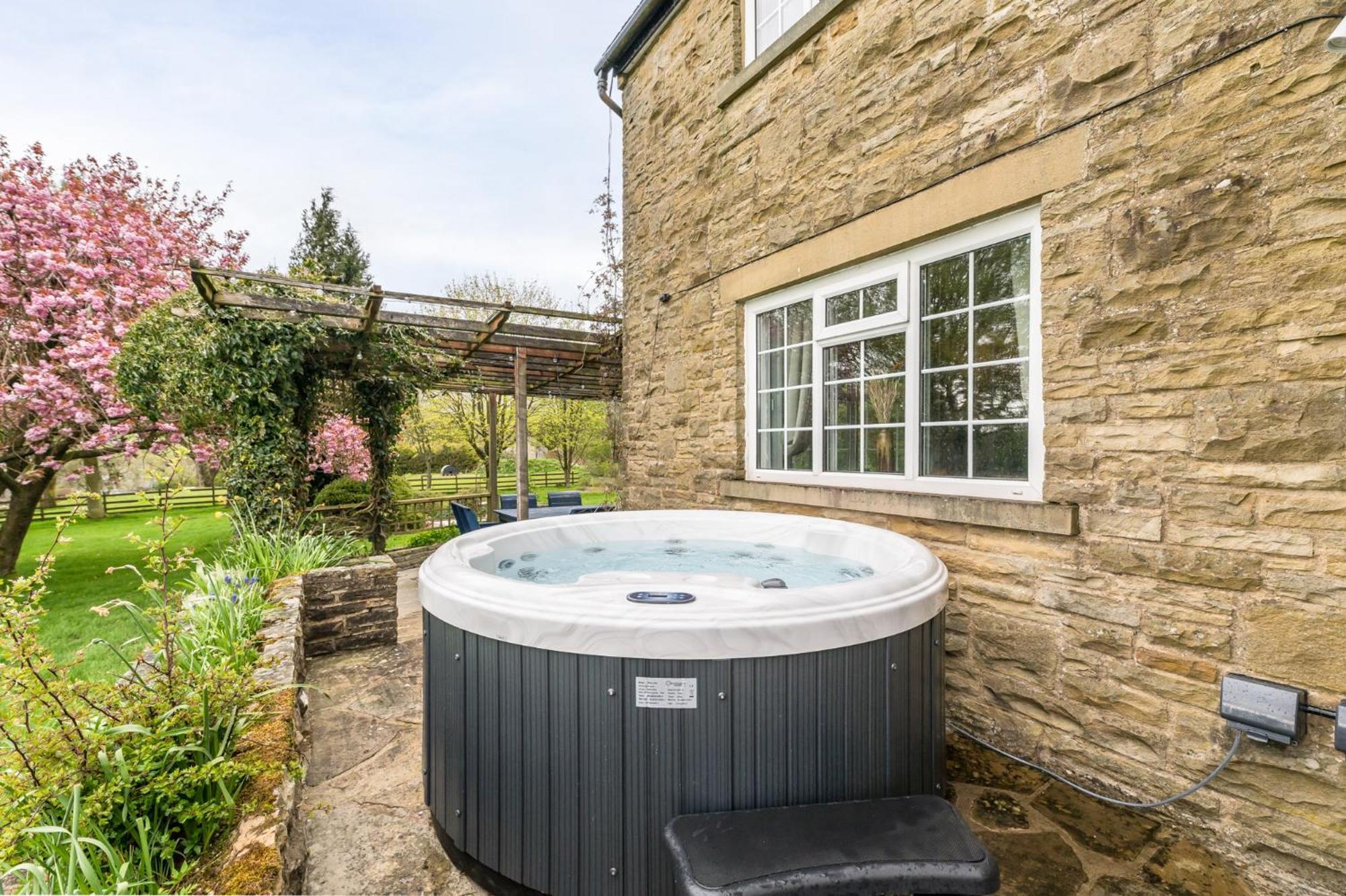 Central Malham Wellbeing Escape With Hot Tub Sleeps 8 Extérieur photo