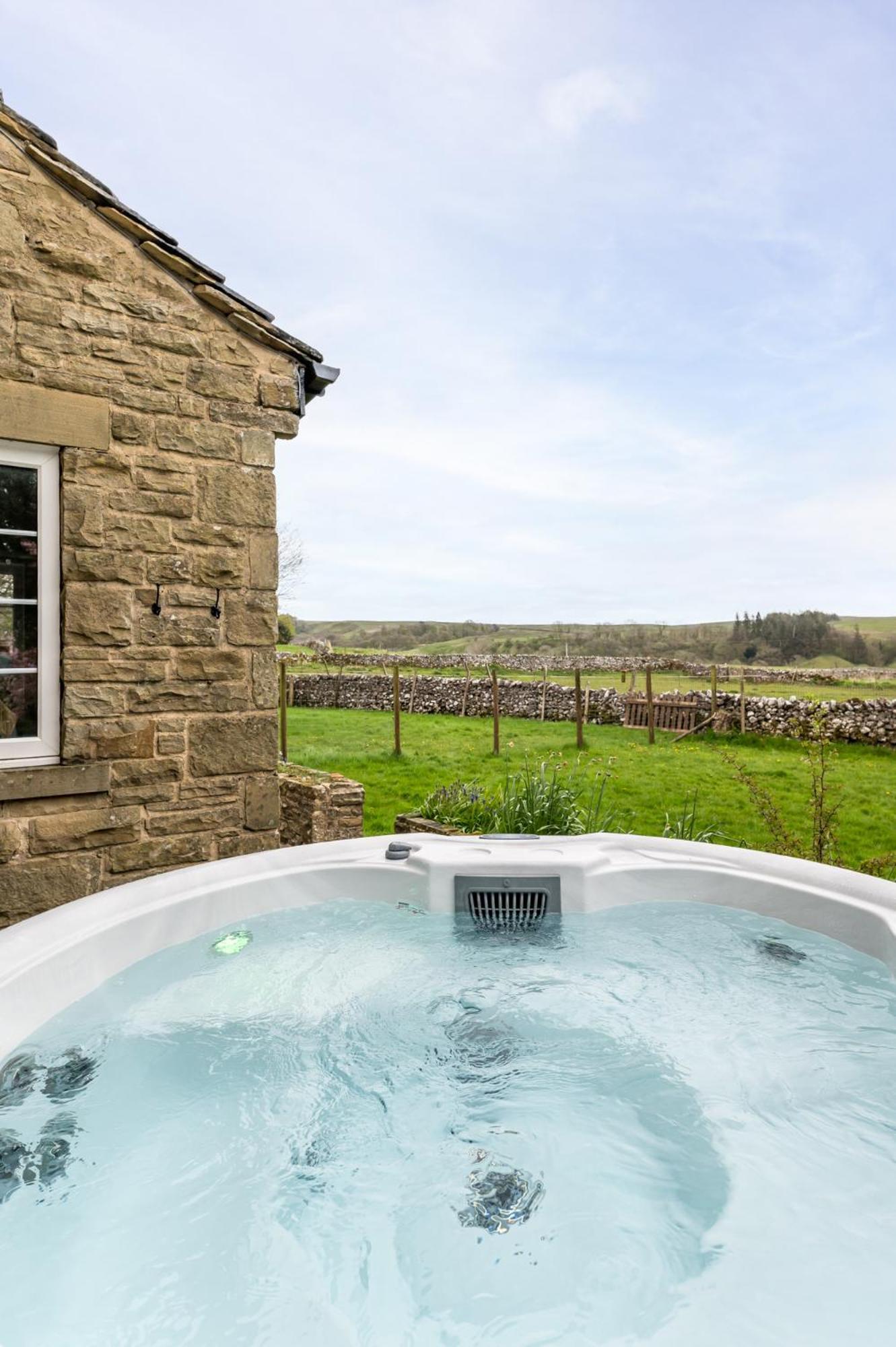Central Malham Wellbeing Escape With Hot Tub Sleeps 8 Extérieur photo